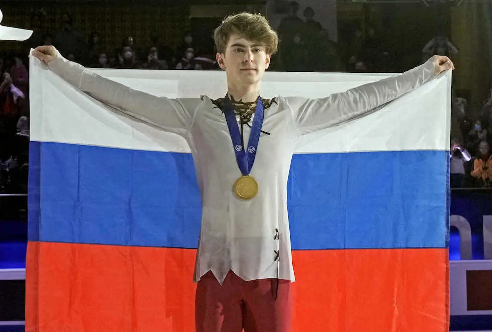 フィギュア欧州選手権男子で初優勝し、ロシア国旗を掲げるマーク・コンドラチュク（ロイター）
