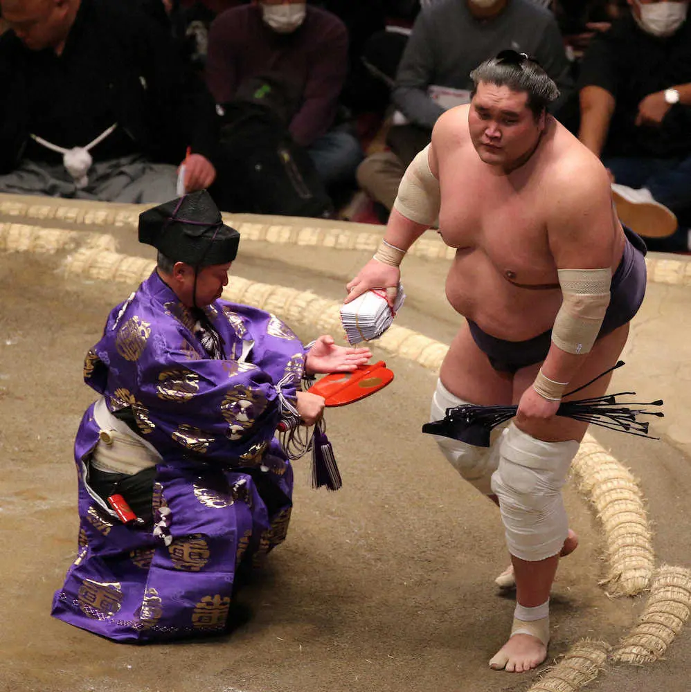 【画像・写真】照ノ富士　隠岐の海を下して1敗キープ　全勝で単独トップ御嶽海をピタリ追走
