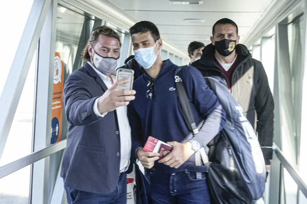 【画像・写真】ジョコビッチがベオグラード到着　空港の外ではファンが国旗振り「あなたは我々のチャンピオンだ！ノバク」