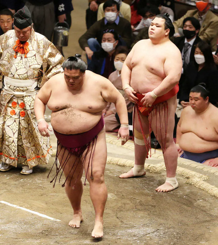 【画像・写真】御嶽海　前のめりに崩れ…首位並ばれた、13日目は地元長野の後援会関係者の前で2敗対決