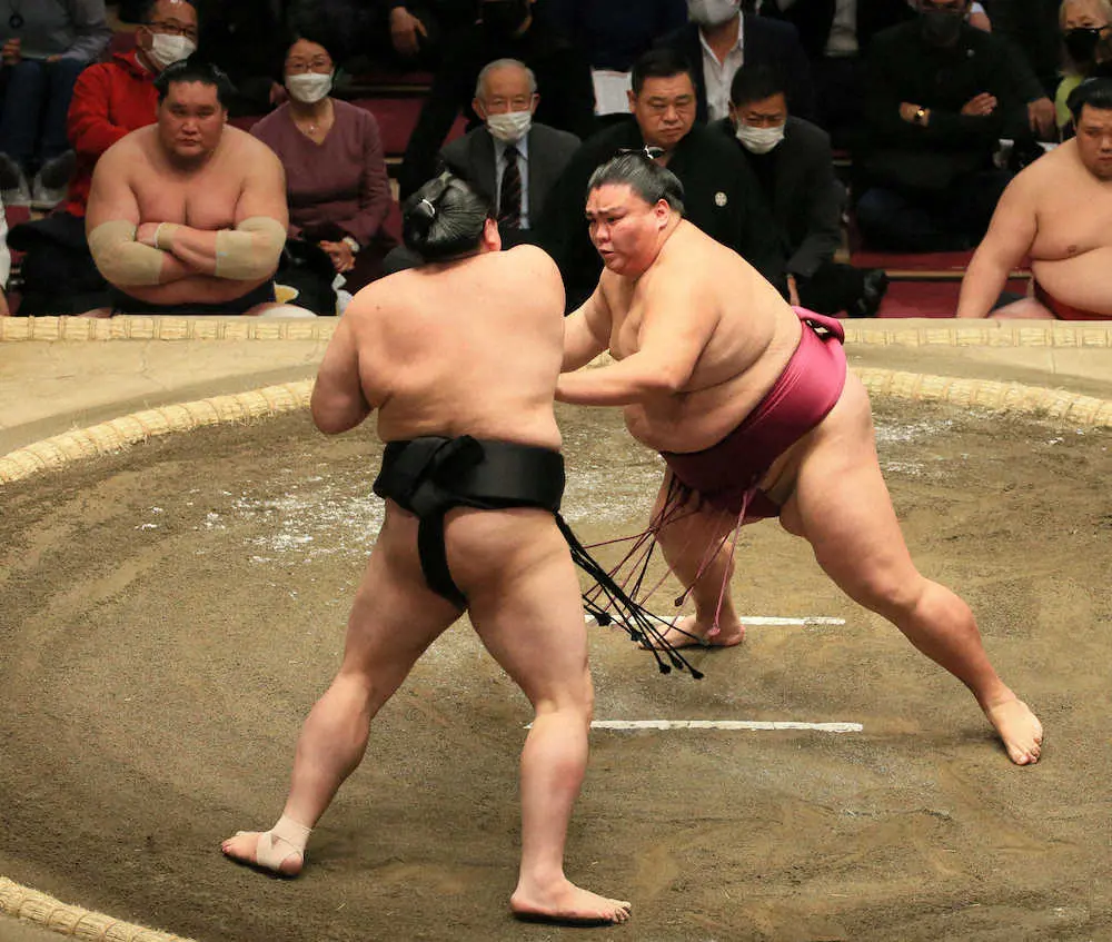 【画像・写真】【玉ノ井親方　視点】御嶽海　前日修正し、ここ一番の集中力で鋭い踏み込み　