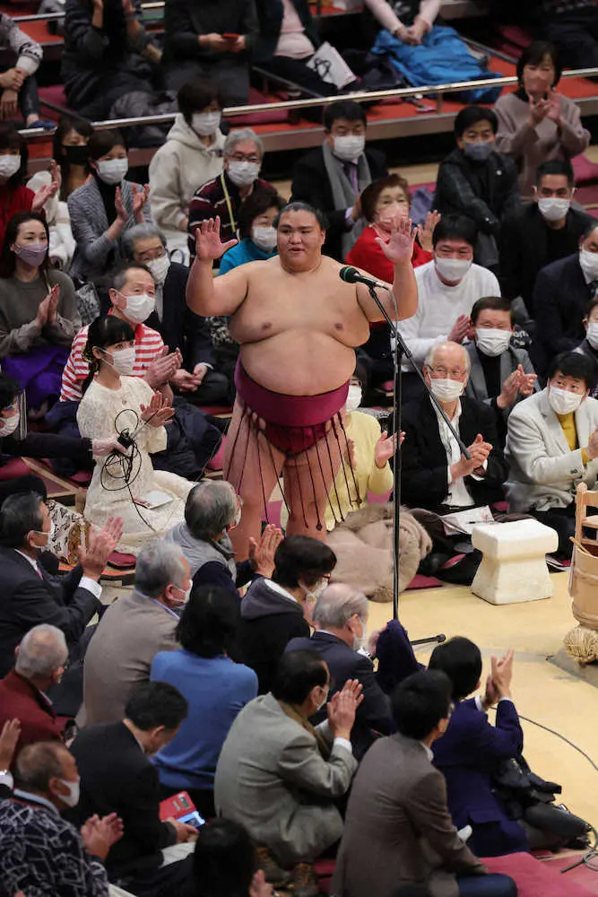 【画像・写真】御嶽海　家族の前で13場所ぶり3度目V!大関昇進への臨時理事会招集に涙「素直に嬉しい」