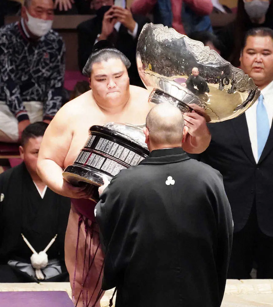 【画像・写真】御嶽海　照ノ富士撃破し13場所ぶりV!関脇以下で3度目Vは史上2人目の快挙＆大関昇進へ弾み