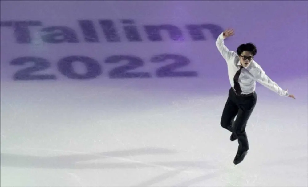 【画像・写真】友野一希、スーツ姿で軽快“タリン出張”　四大陸選手権Ex