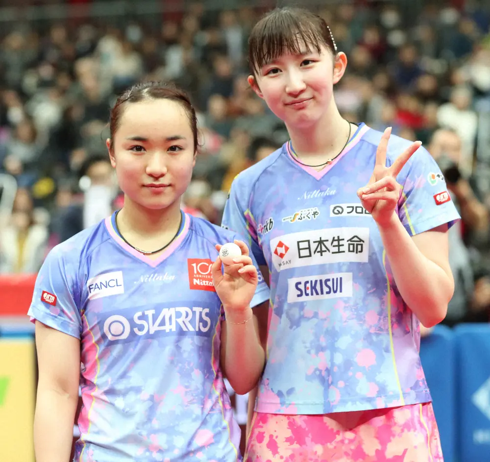 昨年の全日本卓球選手権女子ダブルス決勝で3連覇を達成した伊藤美誠（左）と早田ひなペア