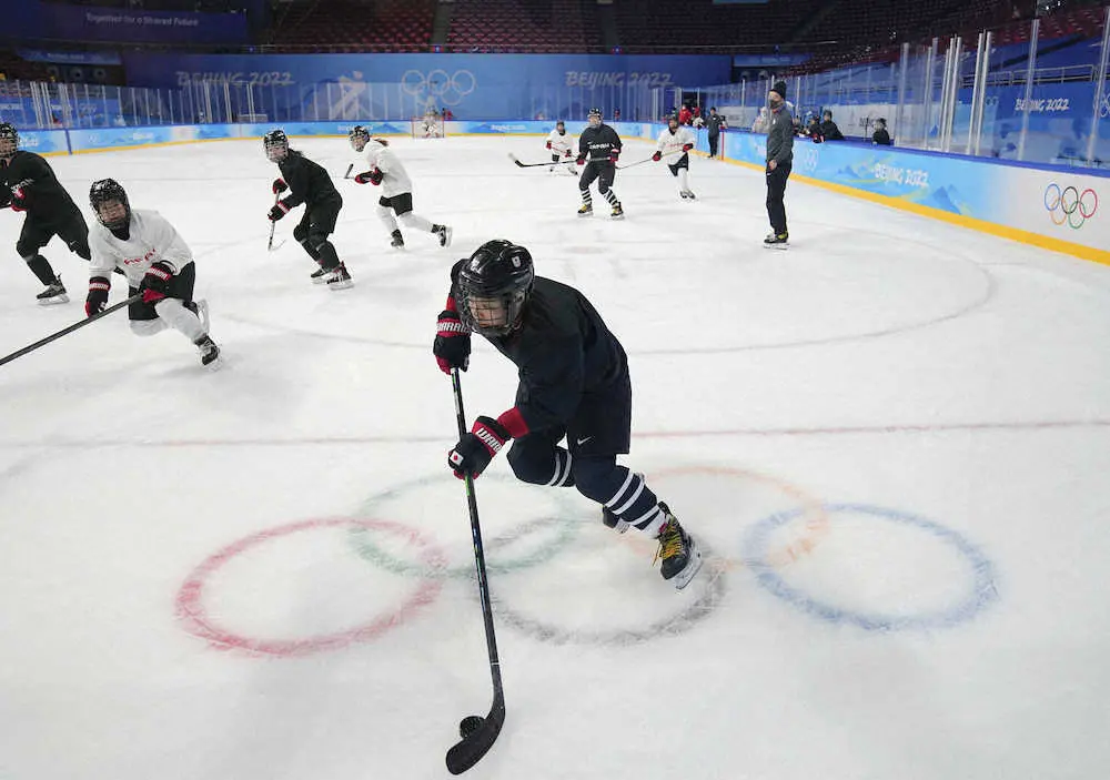 28日、北京冬季五輪のアイスホッケーが行われる本番会場で初練習する女子日本代表の選手たち