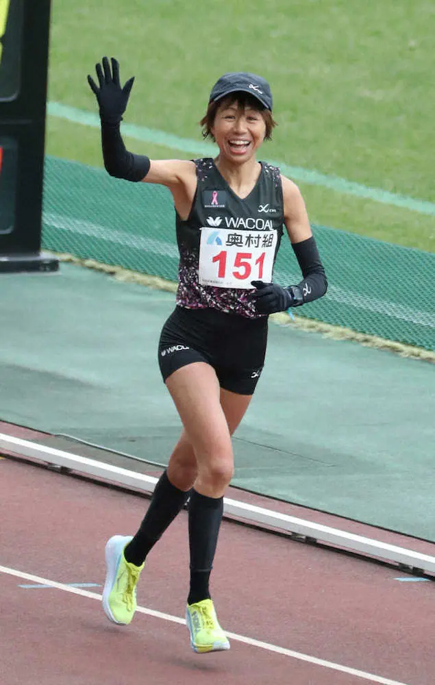 ＜第41回大阪国際女子マラソン＞ハーフマラソンで笑顔で手をあげてゴールに向かう福士加代子（撮影・坂田　高浩）