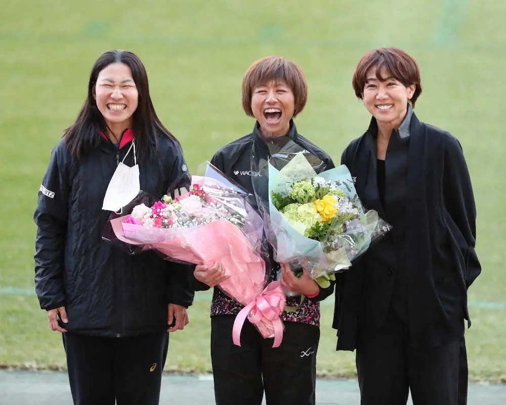 引退セレモニーで笑顔を見せる（左から）小崎まりさん、福士加代子、渋井陽子さん（撮影・坂田　高浩）