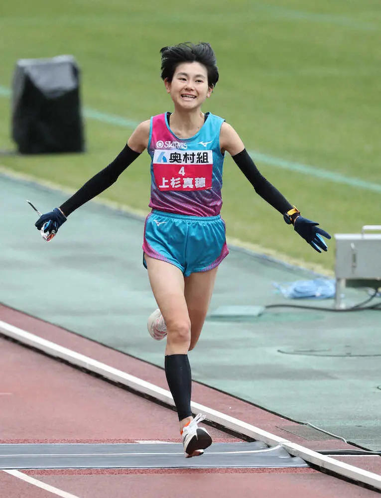 ＜第41回大阪国際女子マラソン＞2位でゴールした上杉真穂（撮影・坂田　高浩）