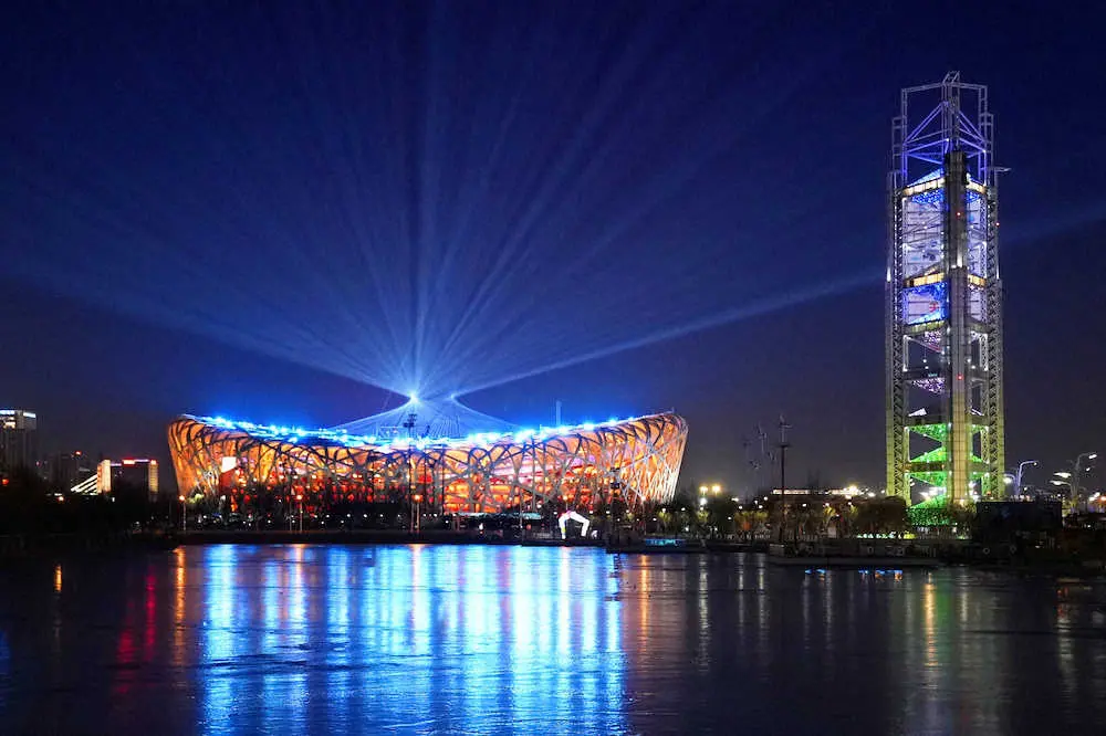 ライトアップされた北京冬季五輪の開会式が行われる国家体育場（左）