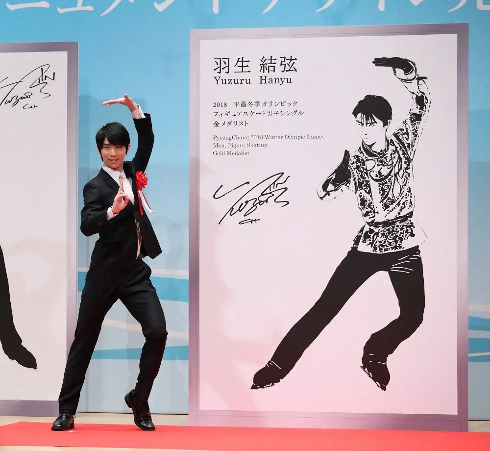 【画像・写真】19年、羽生結弦モニュメントデザイン発表式で「ＳＥＩＭＥＩ」ポーズをとる羽生結弦（小海途良幹）
