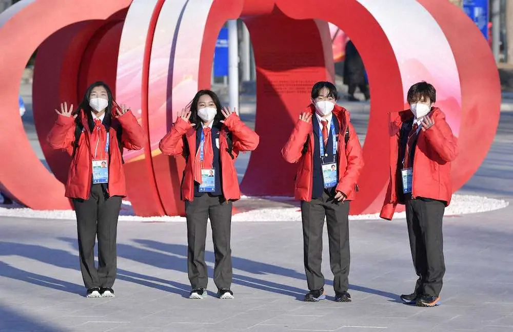 北京の選手村に到着し、手を振るフィギュアスケートの（左から）坂本、樋口、鍵山、宇野