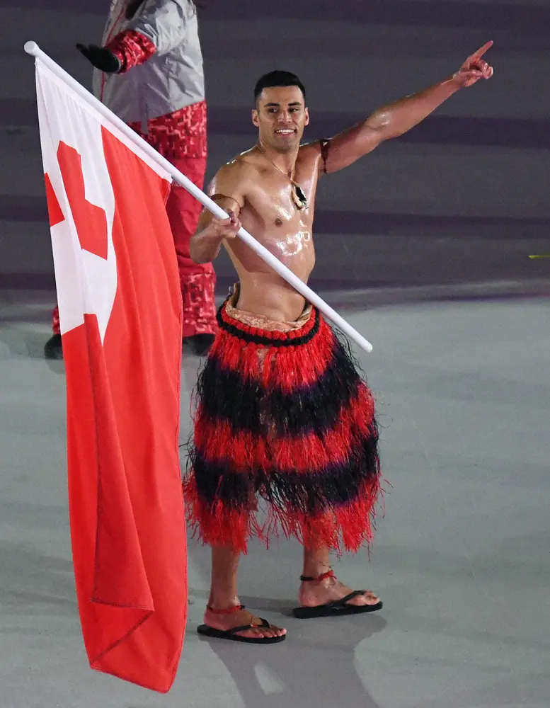 【画像・写真】トンガのテカテカ“裸の旗手”北京五輪開会式へは出場しないと報告　雪上に立って上半身裸姿でポーズ