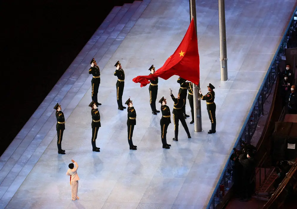 ＜北京五輪＞開会式でトランペットを手に登場した少年（左手前）は中国国旗に敬礼（ロイター）