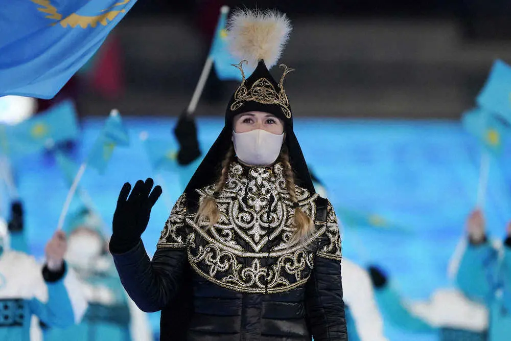 カザフスタンの旗手エカテリーナ・アイドワ（AP）