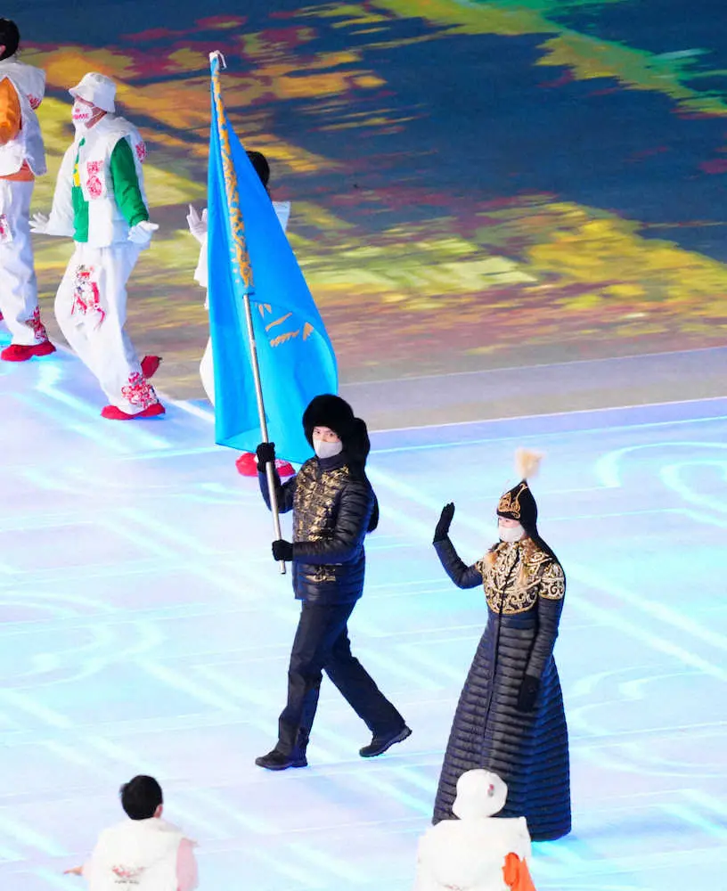 カザフスタン旗手のエカテリーナ・アイドワ（右）とアブザル・アジガリエフ（撮影・小海途　良幹）