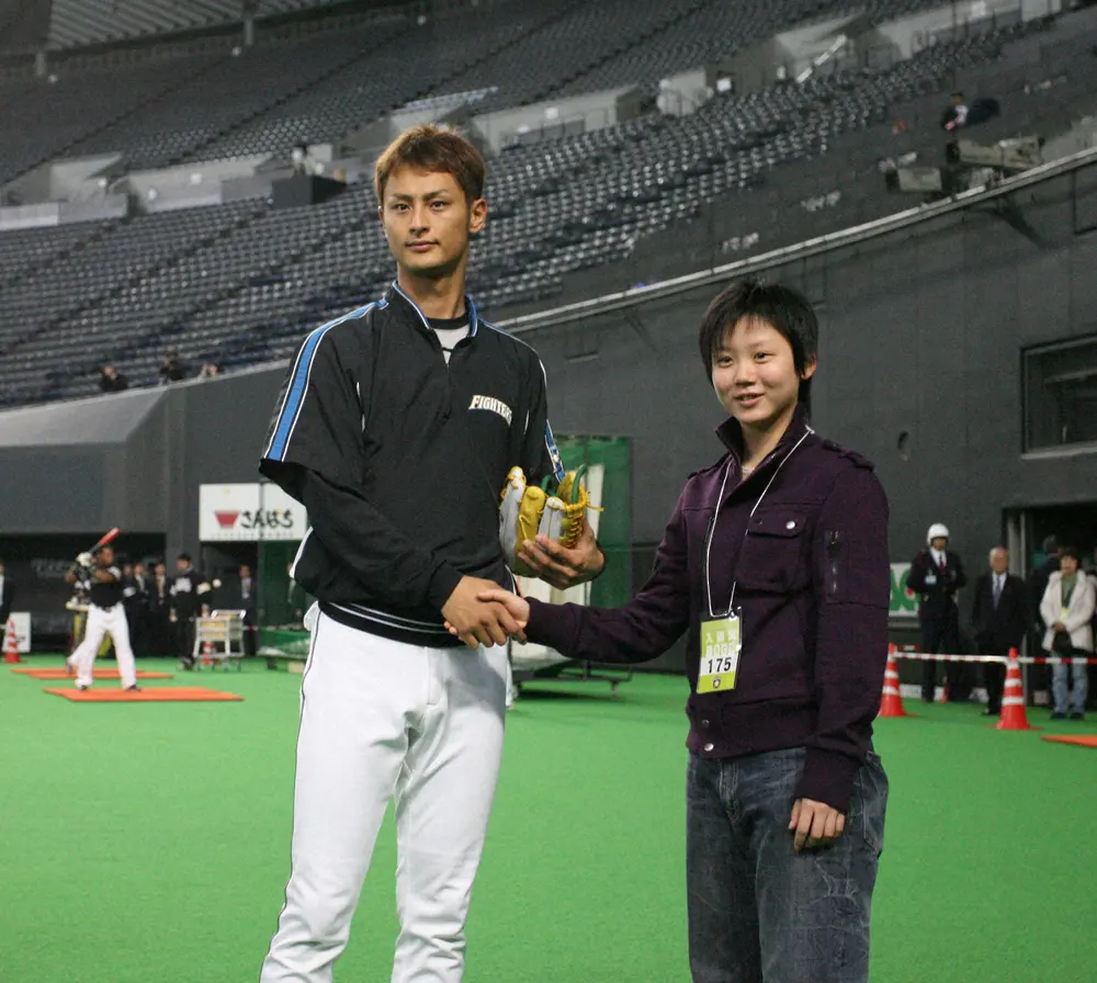 2010年3月に札幌ドームを訪れ、日本ハム・ダルビッシュ有投手（左）と握手するバンクーバー五輪スピードスケート代表の高木美帆