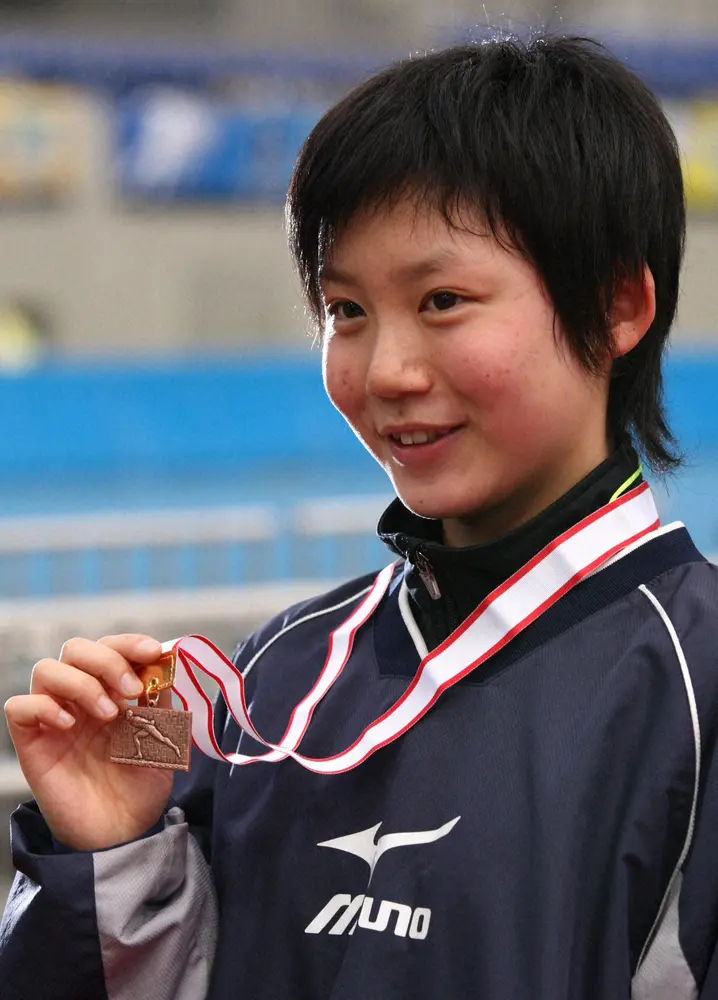 2009年12月のバンクーバー五輪日本代表選考競技会・女子3000メートル、総合３位となり銅メダルを手に笑顔を見せる高木美帆