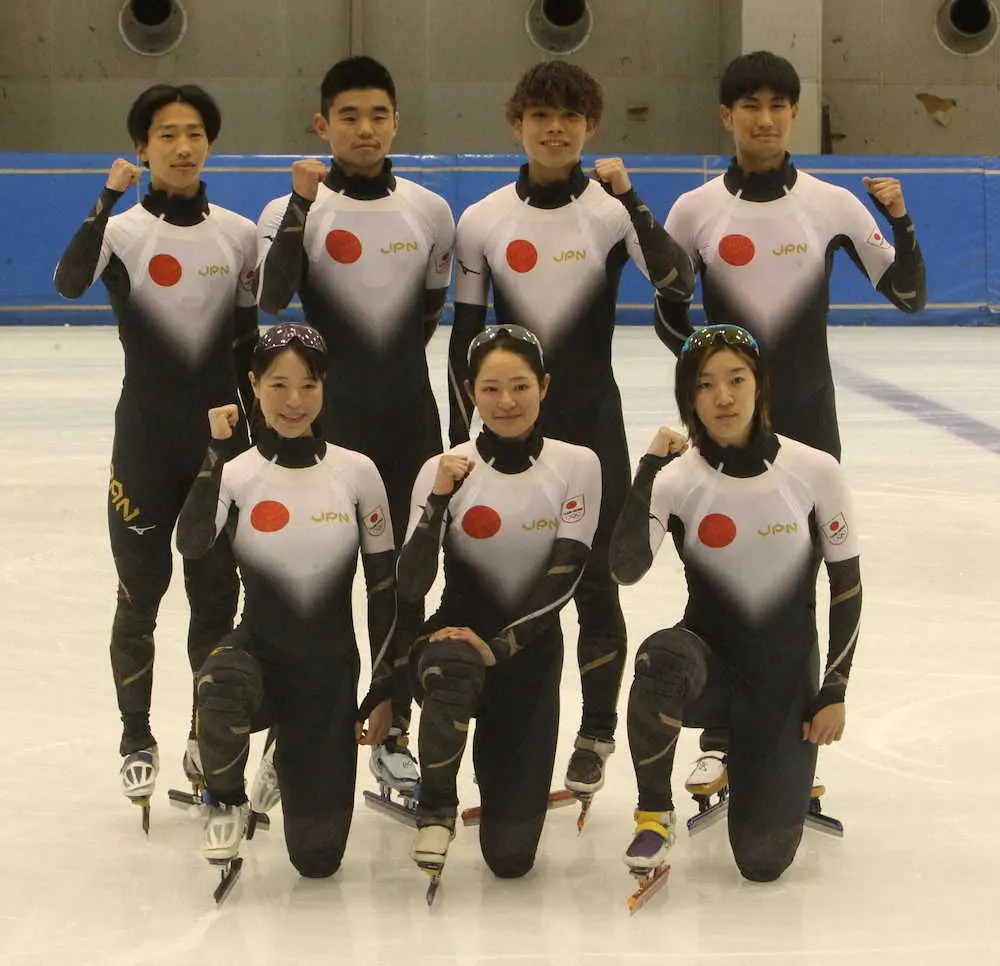 【画像・写真】新しいレーシングスーツを着用するショートトラックの北京五輪代表選手たち。（前列左から）菊池純礼、菊池悠希、神長汐音（後列同）小池克典、菊池耕太、宮田将吾、吉永一貴
