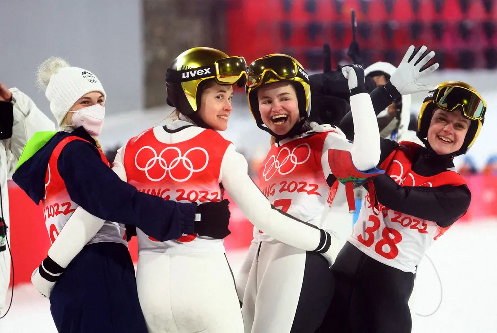 【画像・写真】ジャンプ女子ノーマルヒルで大躍進!上位“独占”スロベニア勢をネット称賛「勢いあった」「感服しました」