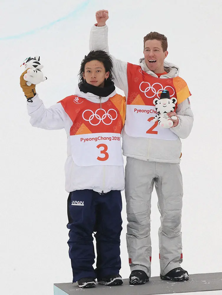 平昌冬季五輪・スノーボード男子ハーフパイプ決勝で銀メダルを獲得し、表彰台で金メダルのショーン・ホワイト（右）と記念撮影する平野歩夢（撮影・椎名　航）