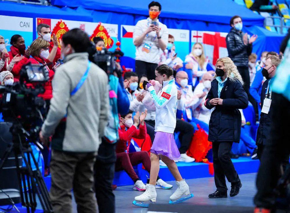 ＜北京五輪　フィギュア団体戦＞女子SP、演技を終えたワリエワ（中央）は各国の選手から拍手を受ける（撮影・小海途　良幹）