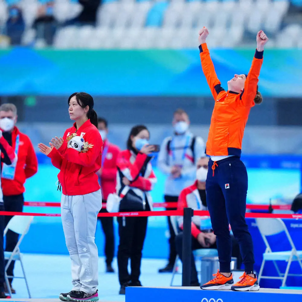 ＜北京五輪・スピードスケート＞女子1500メートル、喜ぶ金メダルのイレイン・ブスト（右）と悔し気な高木美帆（撮影・小海途　良幹）