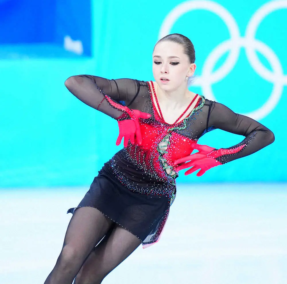 【画像・写真】ROC優勝に花　ワリエワ、女子で五輪初の4回転ジャンプ決めた