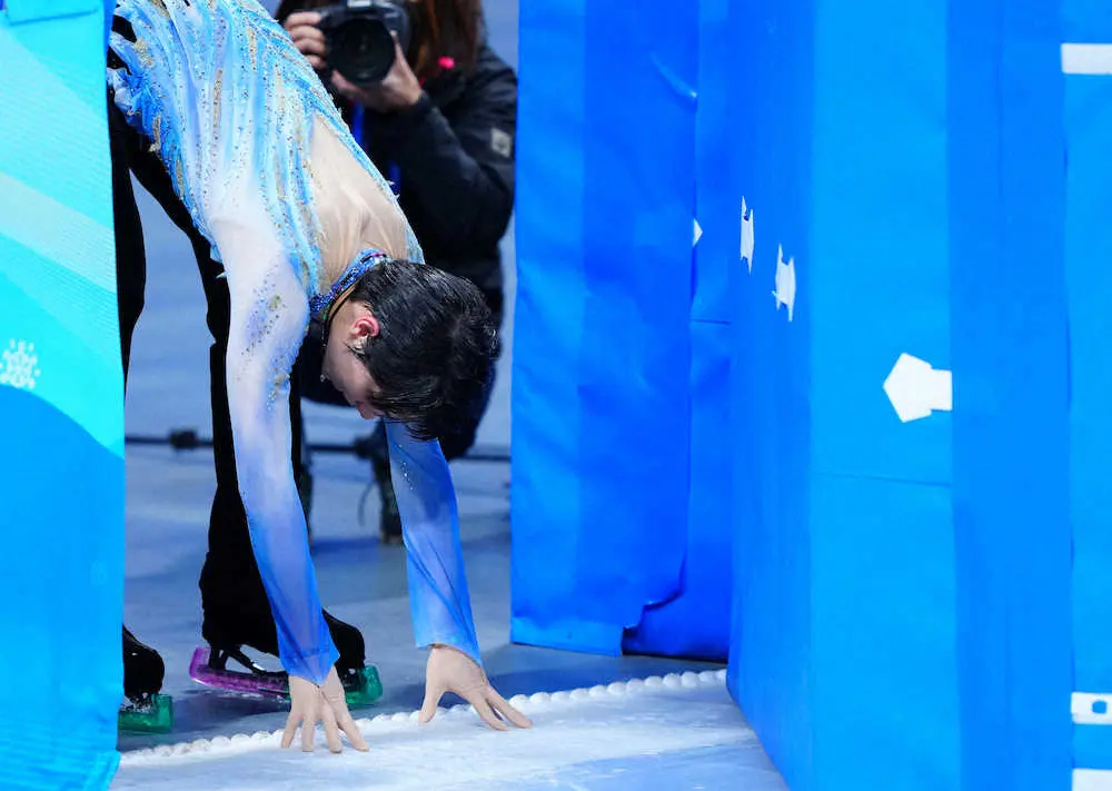 ＜北京五輪・フィギュアスケート＞男子SP、演技を終え氷に触れる羽生結弦（撮影・小海途　良幹）