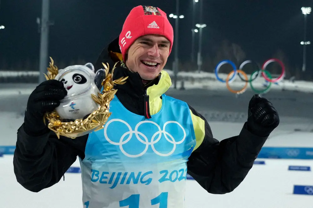 北京五輪ノルディックスキー複合男子個人ノーマルヒルで金メダルを獲得したドイツのガイガー（AP）