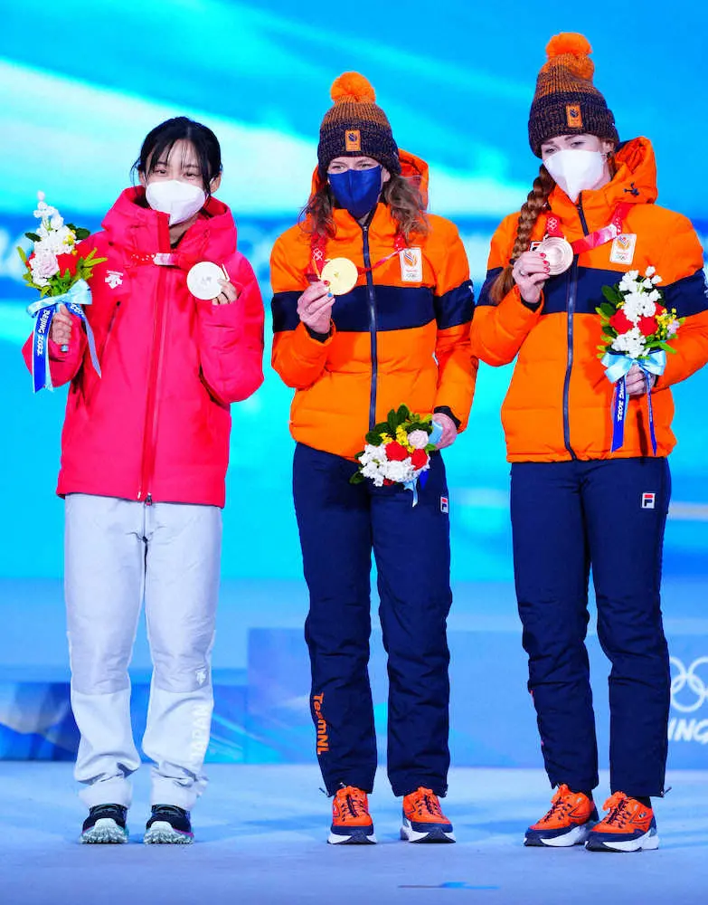 女子1500メートル、銀メダルの高木美帆（左）（撮影・小海途　良幹）