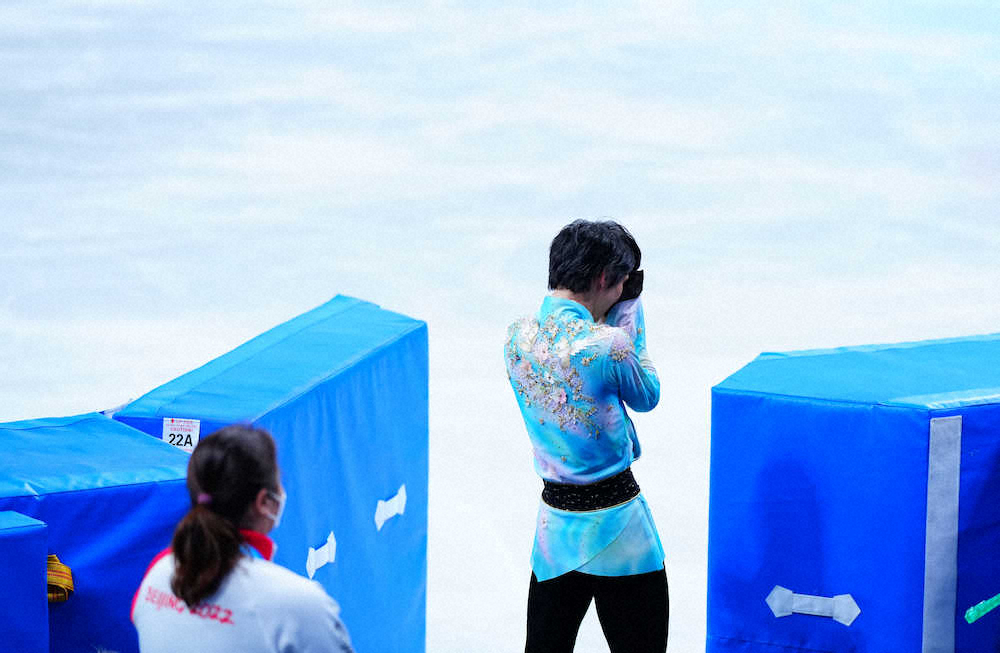 ＜北京五輪・フィギュア＞男子フリー、演技を終えた羽生結弦は手についた氷を握りしめる（撮影・小海途　良幹）