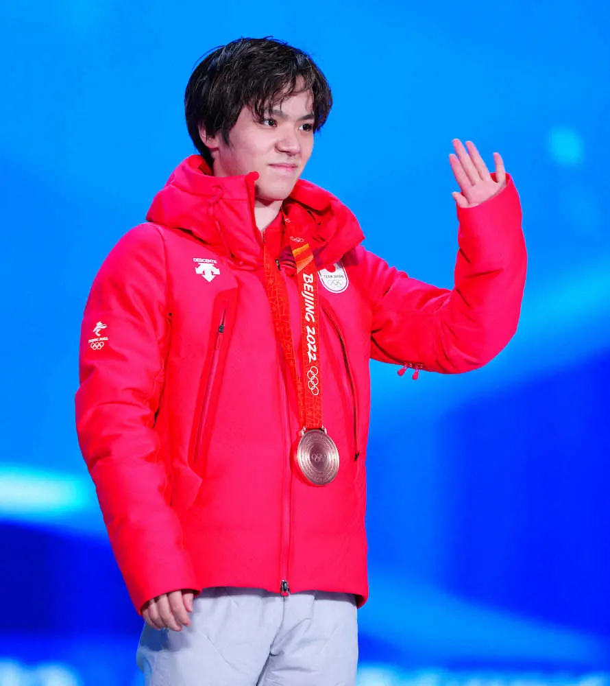 ＜北京五輪・フィギュア＞メダルセレモニーで銅メダルを受け取り笑顔の宇野昌磨（撮影・小海途　良幹）