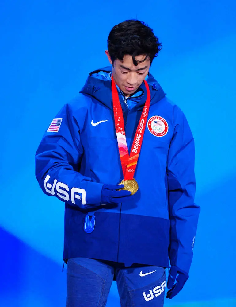＜北京五輪・フィギュア＞メダルセレモニーで金メダルを見つめるネーサン・チェン（撮影・小海途　良幹）