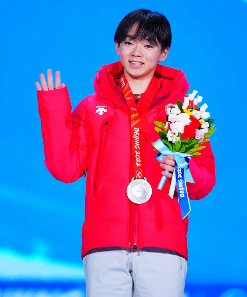 ＜北京五輪・フィギュア＞メダルセレモニーで銀メダルを受け取り笑顔の鍵山優真（撮影・小海途　良幹）