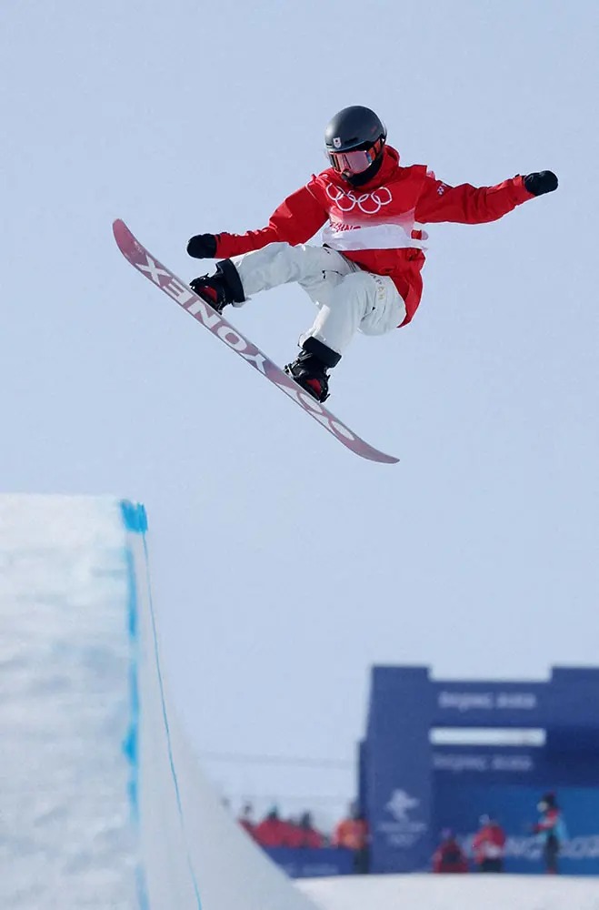 【画像・写真】スノーボード女子ハーフパイプ決勝でエアを決める冨田せな（ロイター）