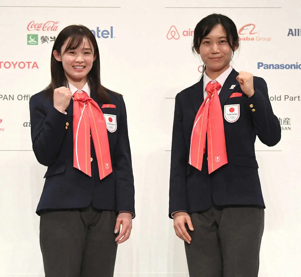 フォトセッションでガッツポーズをする旗手の郷亜里砂 左 と主将の高木美帆 スポニチ Sponichi Annex スポーツ