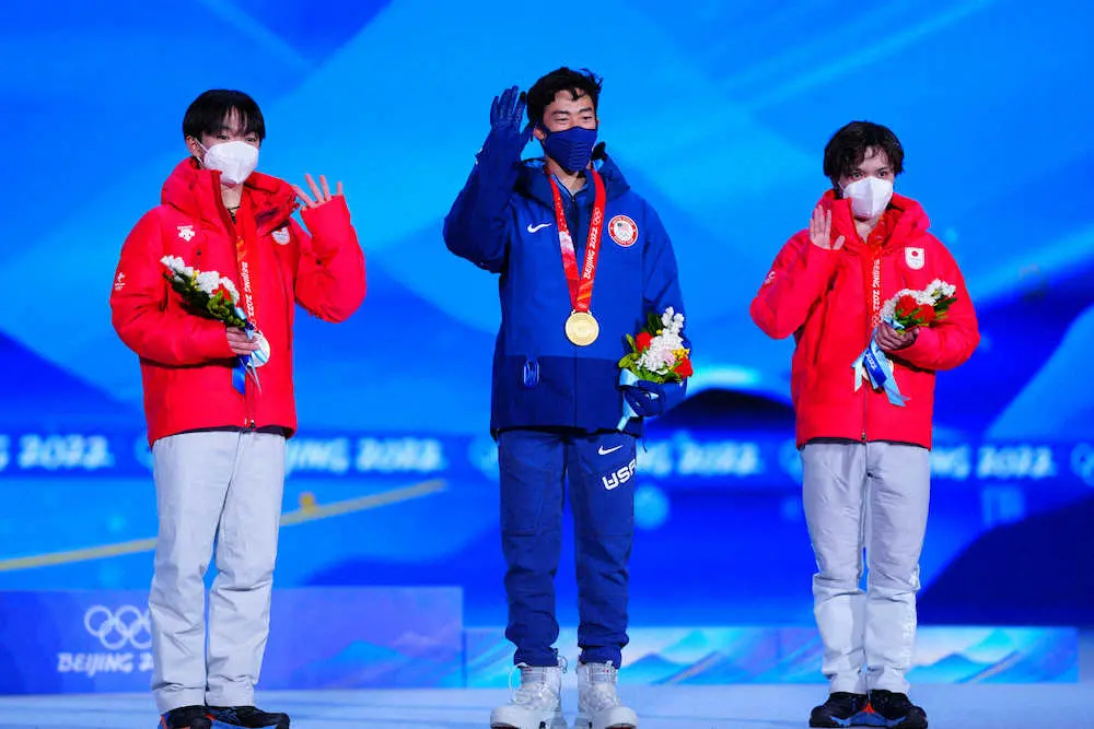 メダルセレモニーでメダルを胸に並ぶ（左から）銀メダルの鍵山優真、金メダルのネーサン・チェン、銅メダルの宇野昌磨（撮影・小海途　良幹）