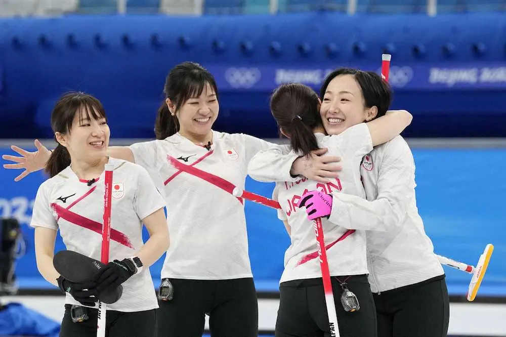 〈日本・カナダ〉今大会初勝利を挙げ、喜ぶ（左から）鈴木、吉田知、吉田夕、藤沢