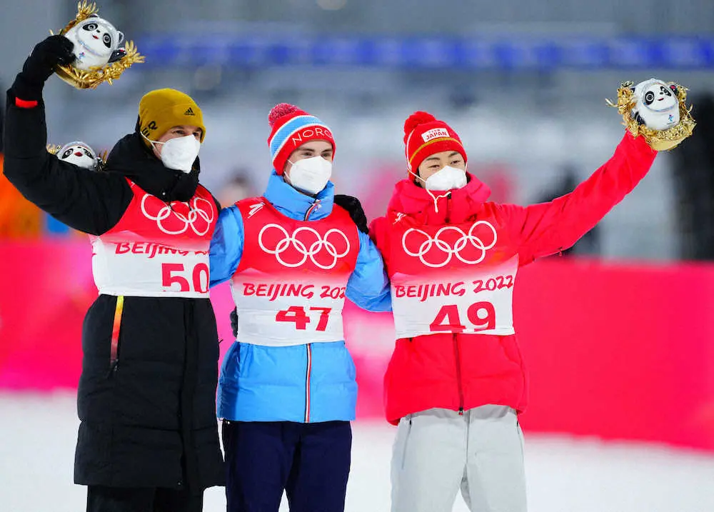 北京五輪ジャンプ男子ラージヒルのセレモニーで並ぶ（左から）銅メダルのガイガー、金メダルのリンドビク、銀メダルの小林陵侑（撮影・小海途　良幹）