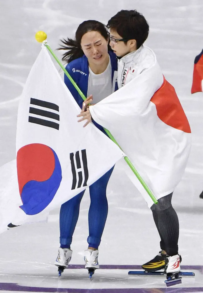 平昌冬季五輪・スピードスケート女子500メートルのレース後、韓国の李相花（左）を抱擁する小平奈緒