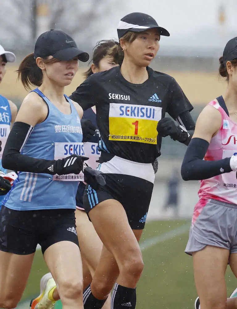 全日本実業団ハーフマラソン女子で力走する新谷仁美（1）