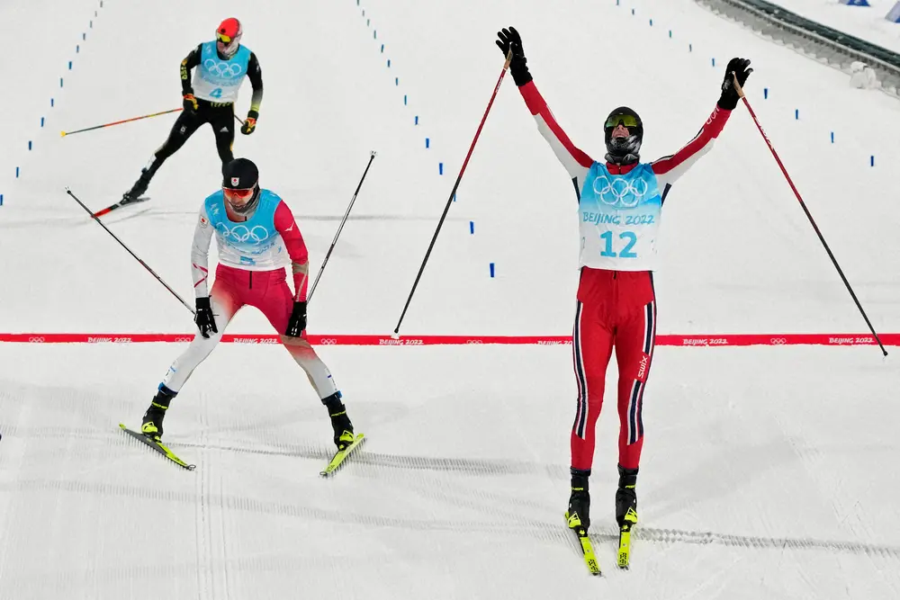＜北京五輪ノルディック複合個人ラージヒル＞金メダルを獲得したグローバク（右）と0・6秒差の3位だった渡部暁斗（左手前）（AP）