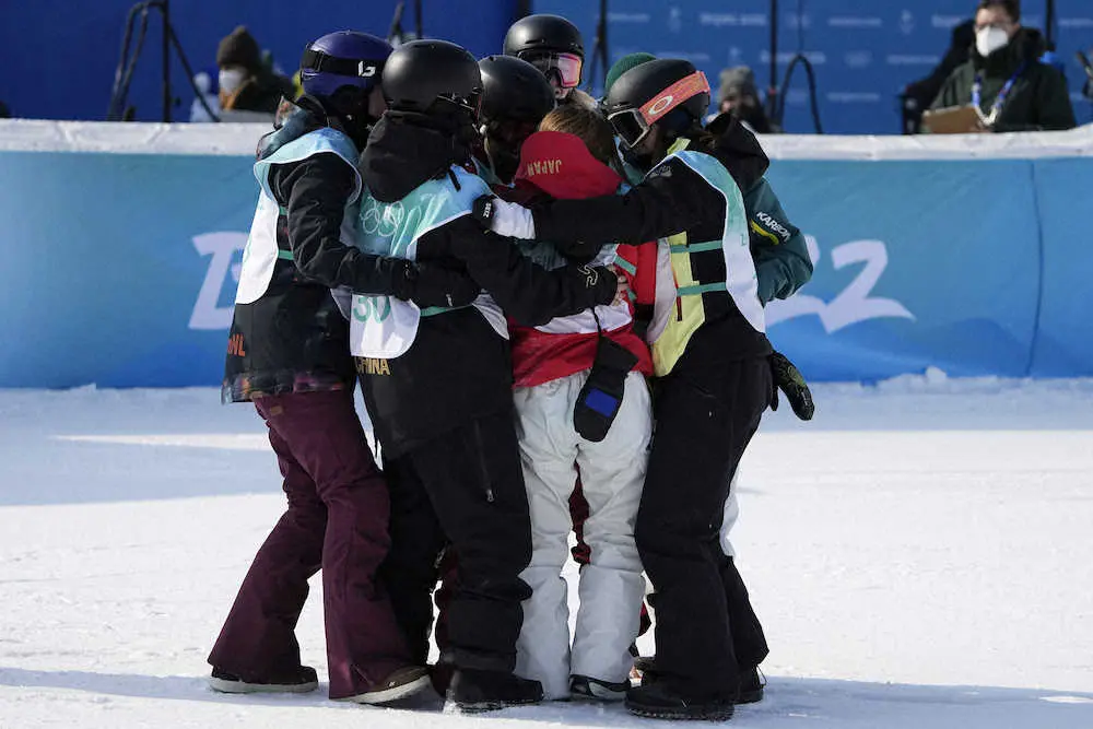 【画像・写真】岩渕麗楽が号泣「また4位に…」　それでも超大技女子初の縦3回転挑戦で各国選手が称賛の抱擁