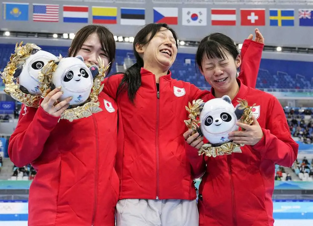 女子団体追い抜きで銀メダルを獲得し、セレモニー後に報道陣のカメラ前で笑顔の（左から）佐藤綾乃、高木美帆と、泣き笑いする高木菜那
