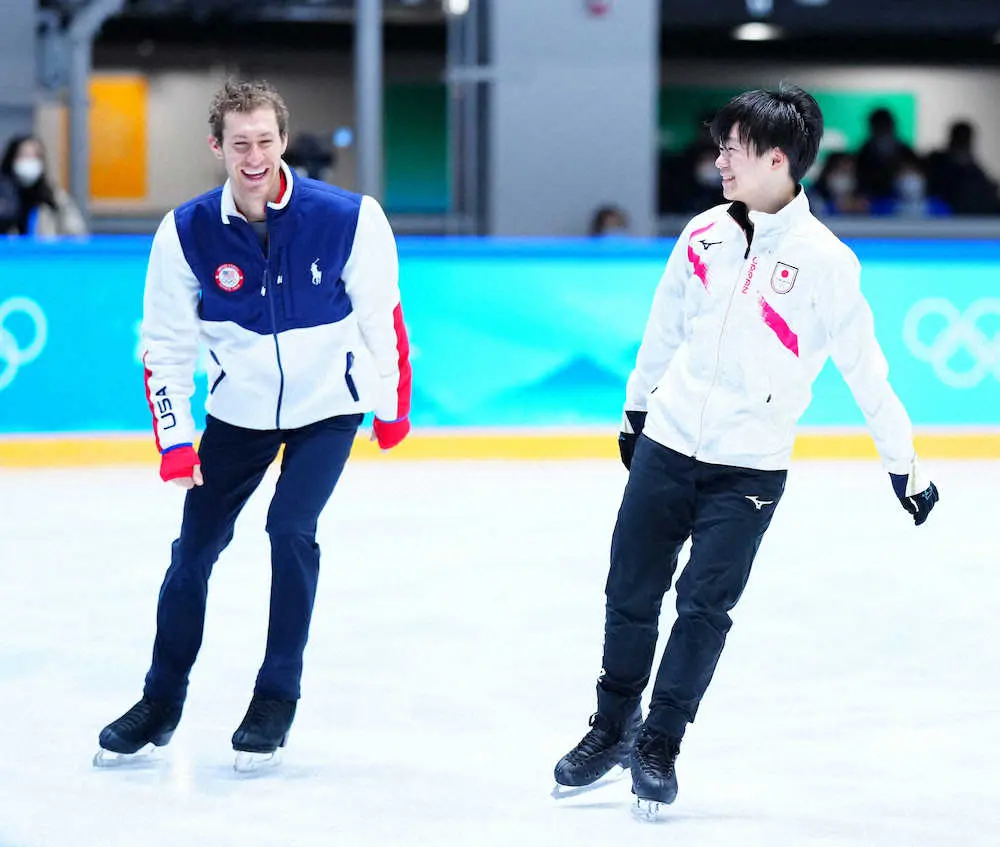 ＜北京五輪　フィギュア＞ジェイソン・ブラウン（左）と笑顔で滑る鍵山優真（撮影・小海途　良幹）