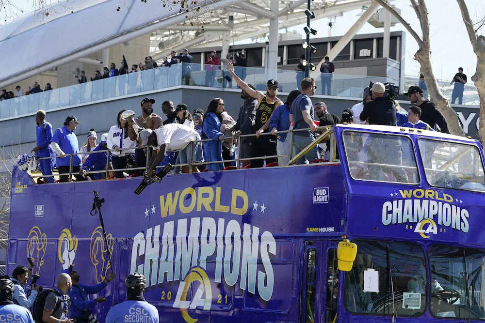 二階建てバスに乗ってロサンゼルス市内での優勝パレードに参加したラムズの選手たち（AP）