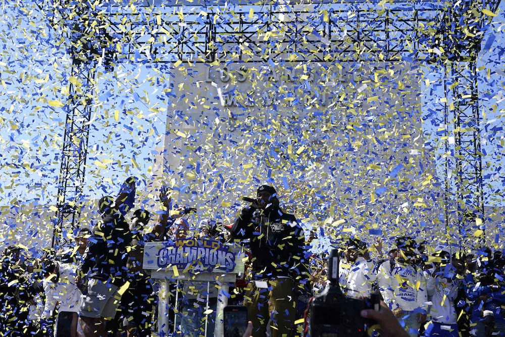 紙吹雪が舞ったラムズの優勝記念式典（AP）