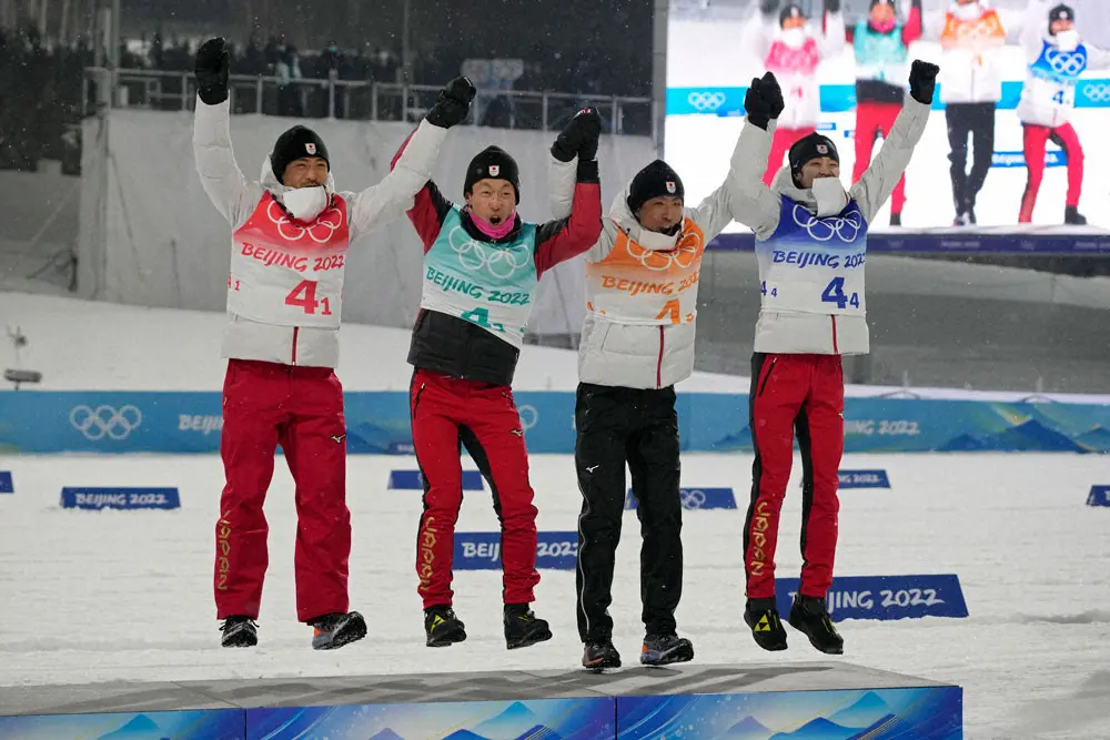 ノルディック複合団体で28年ぶりとなる銅メダルを獲得し喜ぶ日本の選手（ロイター）