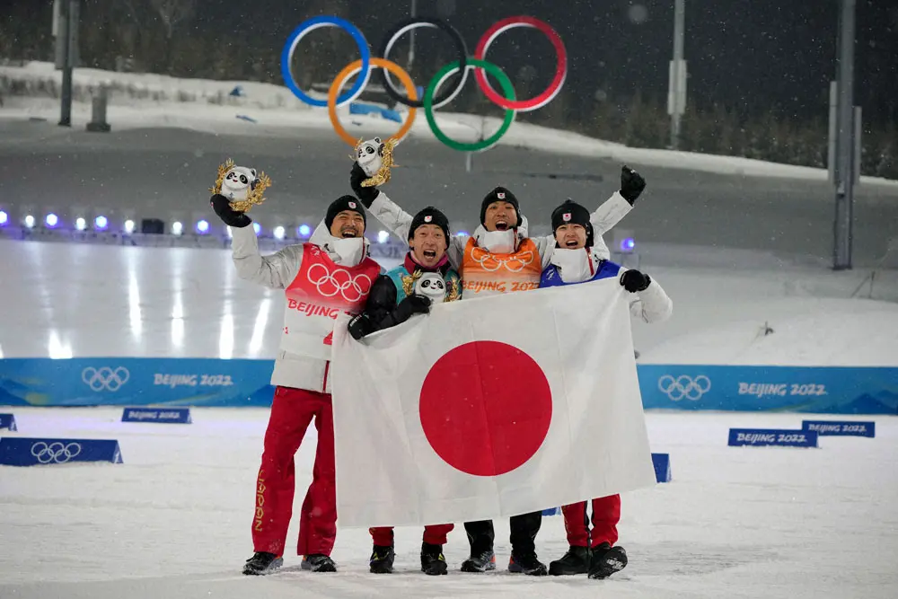 ノルディック複合団体で28年ぶりとなる銅メダルを獲得し喜ぶ日本の選手（ロイター）